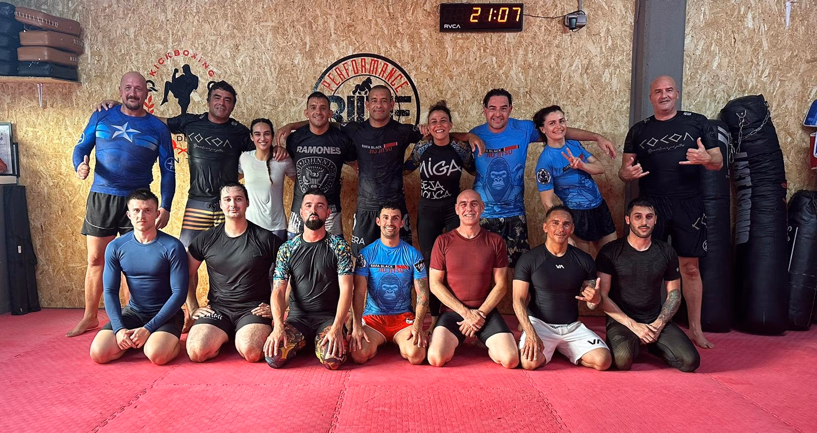 El grupo de Powerjambo posando en el box tras un entrenamiento