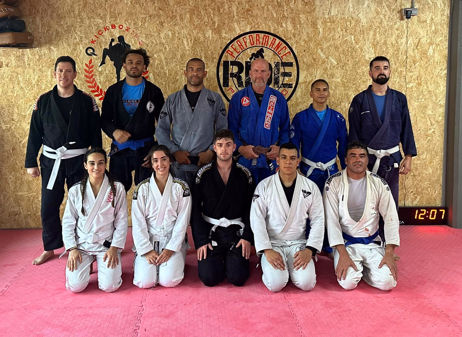 Grupo de Brazilian Jiu Jitsu con kimono en el tatami de Powerjambo