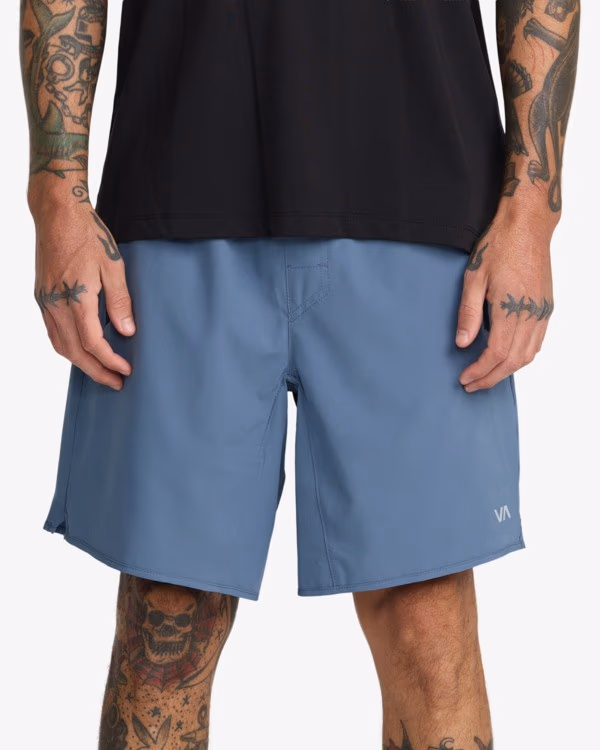 Boardshort RVCA azul acero liso con el logo VA en la pernera