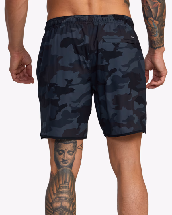 Boardshort RVCA de camuflaje en negro y gris, visto por detrás