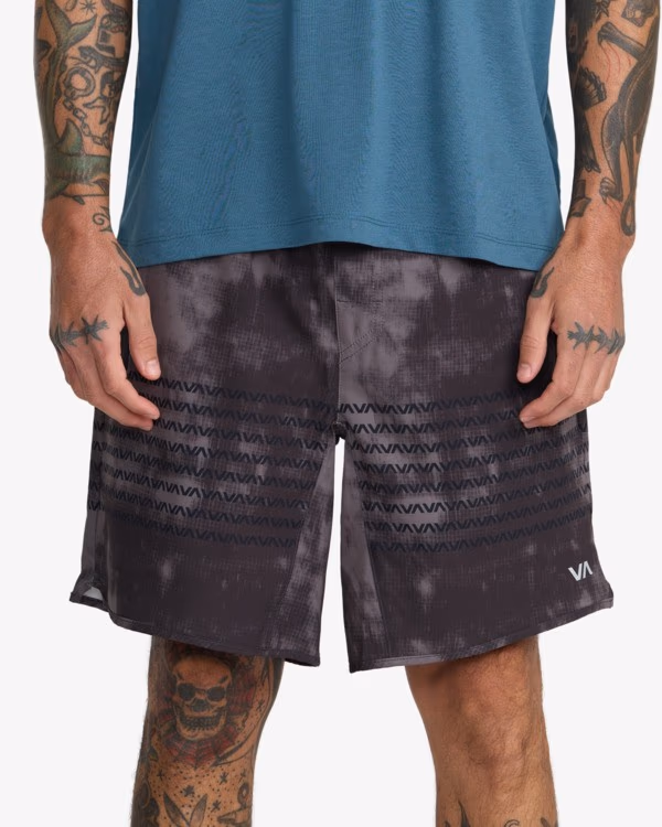 Boardshort RVCA negro con efecto tie-dye y logos VA en franjas
