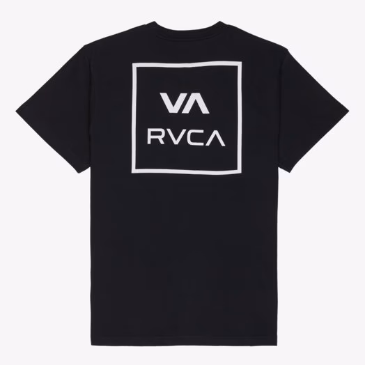 Camiseta negra RVCA vista por la espalda, con el logo cuadrado VA RVCA grande