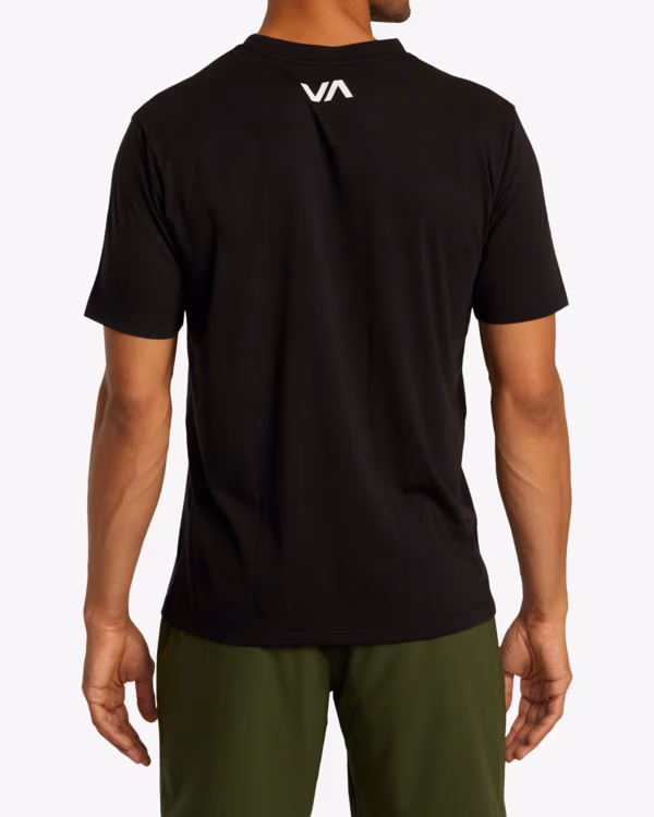 Camiseta negra RVCA vista por la espalda, con el logo VA entre los hombros