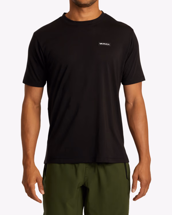 Camiseta negra RVCA vista de frente, con el logo VA en el pecho